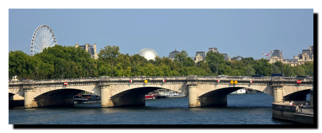 Le pont Alexandre III, au loin me haut de la vasque