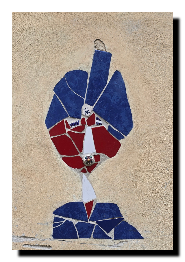 Détail d'un mur du passage Kunsthof. Personnage en carrelage bleu et rouge