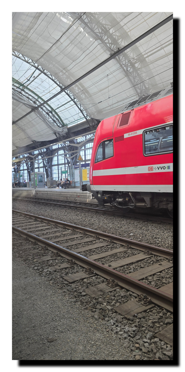 Tete d'un train rouge en gare de Dresde