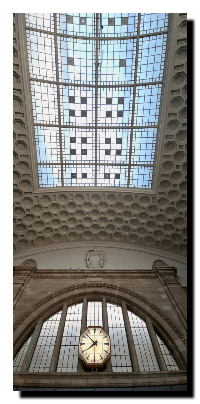 Plafond de la gare de Liepzig avec une horloge