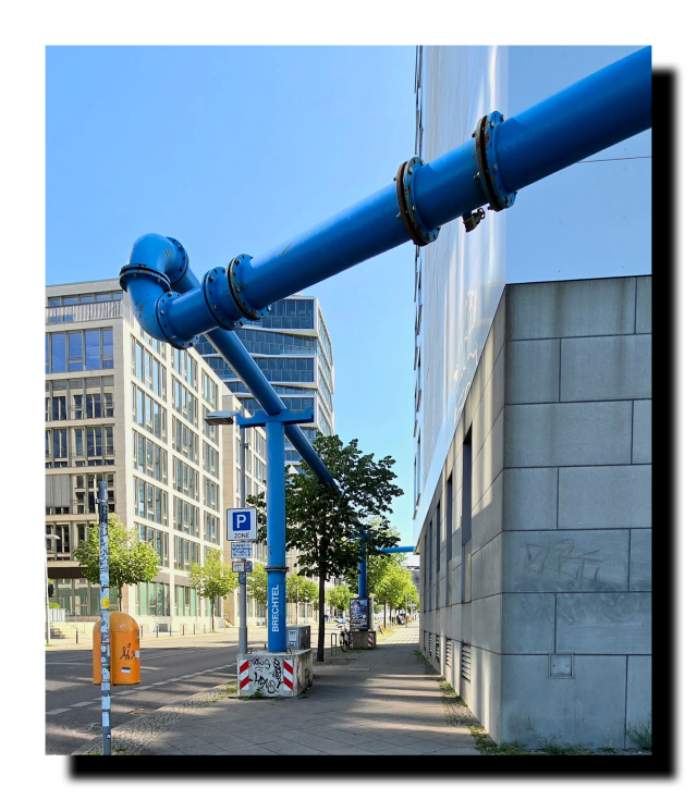 Tuyau bleu se baladant dans Berlin