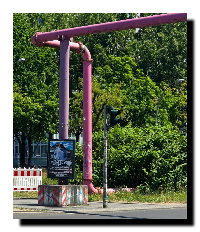 Tuyau rose qui se balade dans Berlin