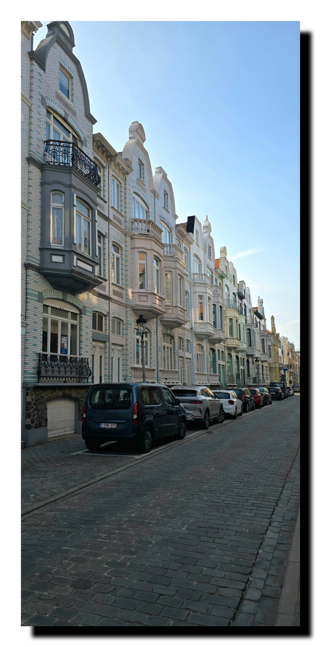 Une rue d'Ostende avec des maisons anciennes, si tenté que cela puisse vraiment existé