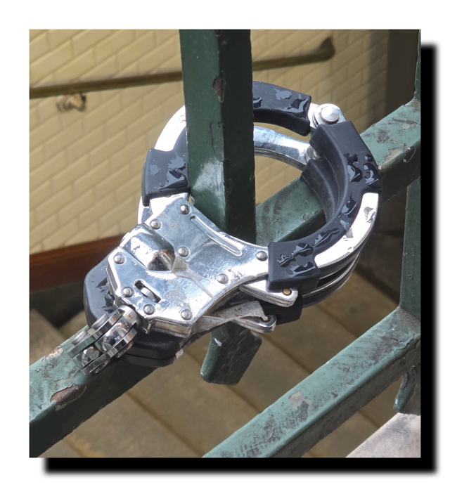 Menottes passées à un garde-fou du métro