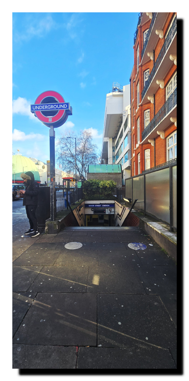 Sortie d'un métro londonien avec le panneau underground