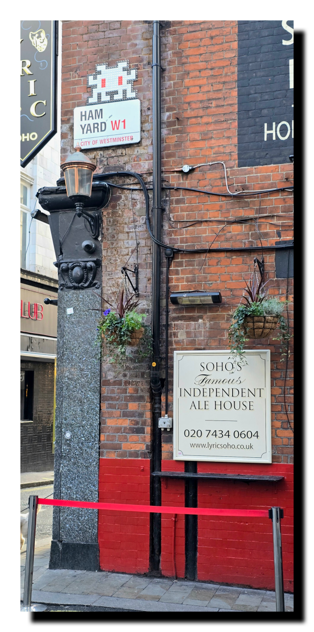 Coin de rue londonienne où l'on voir un Sapy Invader au dessus du nom de la rue Ham Yard
