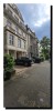Une rue calme de Dusseldorf avec une grosse voiture garée devant un bel immeuble.