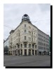 Un viel immeuble berlinois avec devant un truc en verre dessus