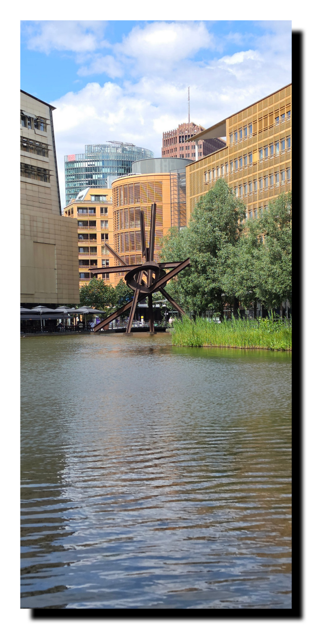 le bassin d'eau Piano- See à côté de la Potsdamer Platz avec la sculture Galineo
