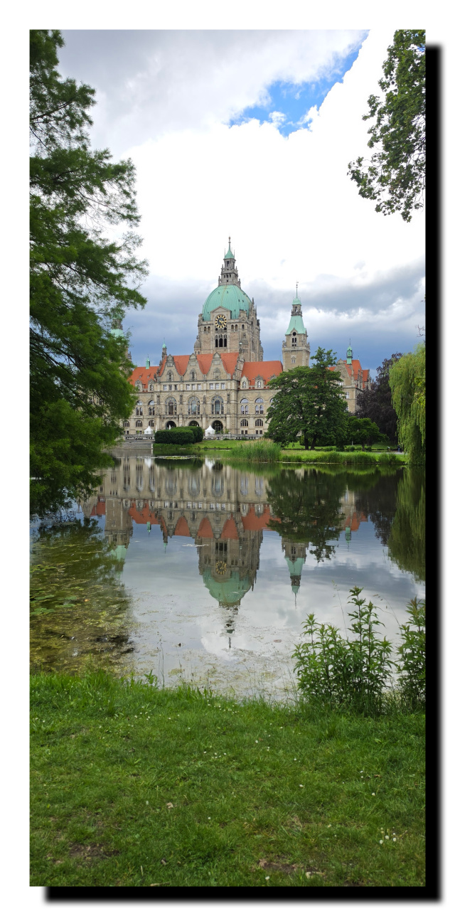 Le nouvel hotel de ville d'Hanovre qui se reflète dans le lac