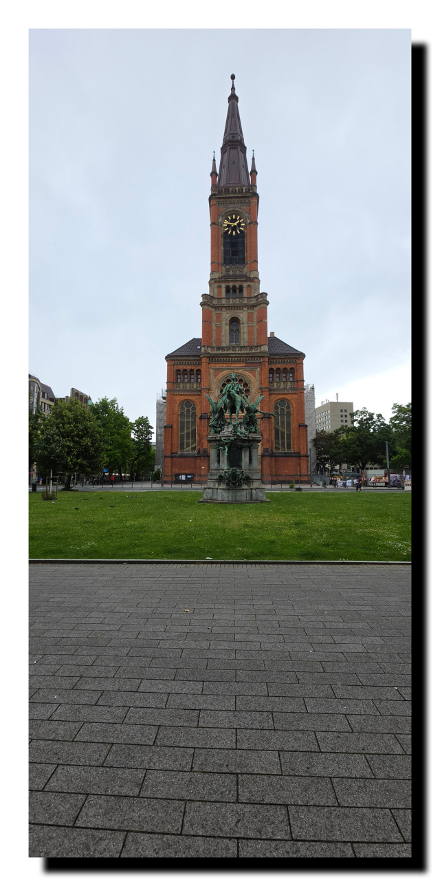 Au premier plan des pavés, puis une statue et une église de Dusseldorf où je me suis abritée hier.