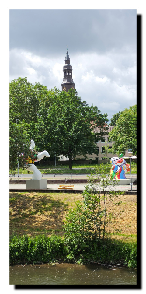 2 des 3 Nanas de Niki de Saint Phalle ( Sophie et Charlotte), dans un parc près de La Leine