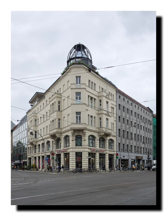 Un viel immeuble berlinois avec devant un truc en verre dessus