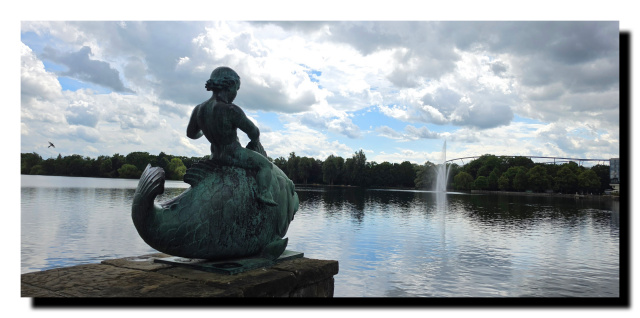 Putto sur le poisson : La sculpture d'Hermann Scheuernstuhl sur la rive nord du lac Maschsee.