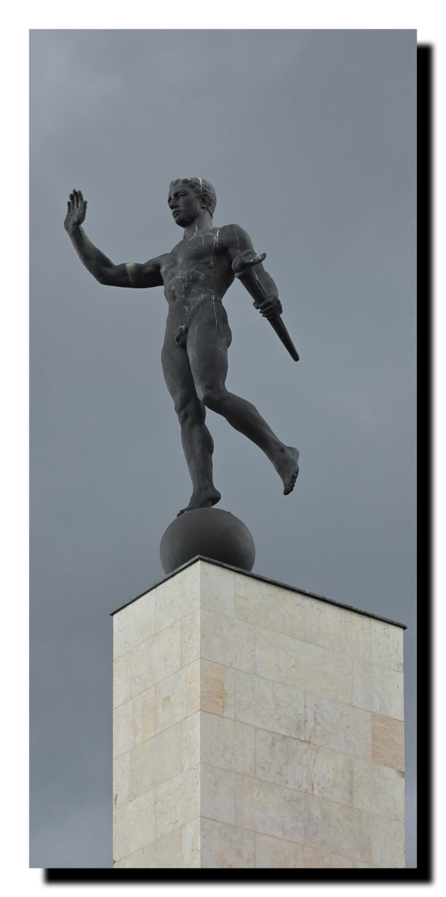 le porteur de flambeau sur la colonne de la Victoire à Maschsee